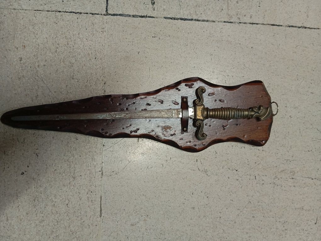 Punhal Romano Ornamental com Suporte de Madeira Rústico
