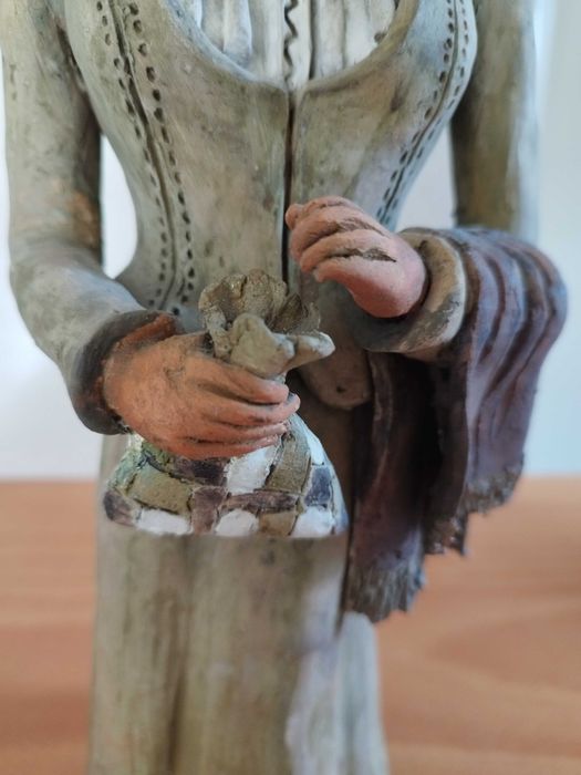 Dama  antiga ricamente vestida assinada