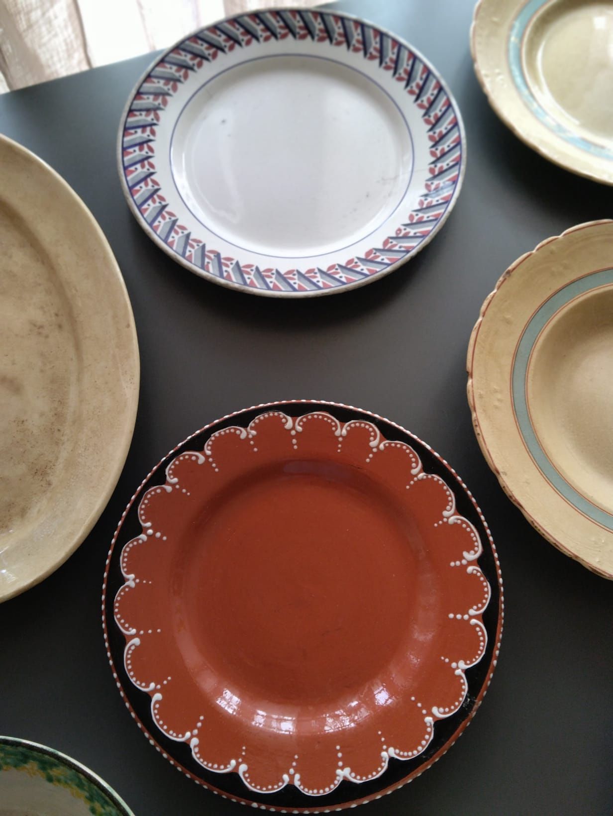 Tigelas e pratos rústicos antigos, em barro ou loiça