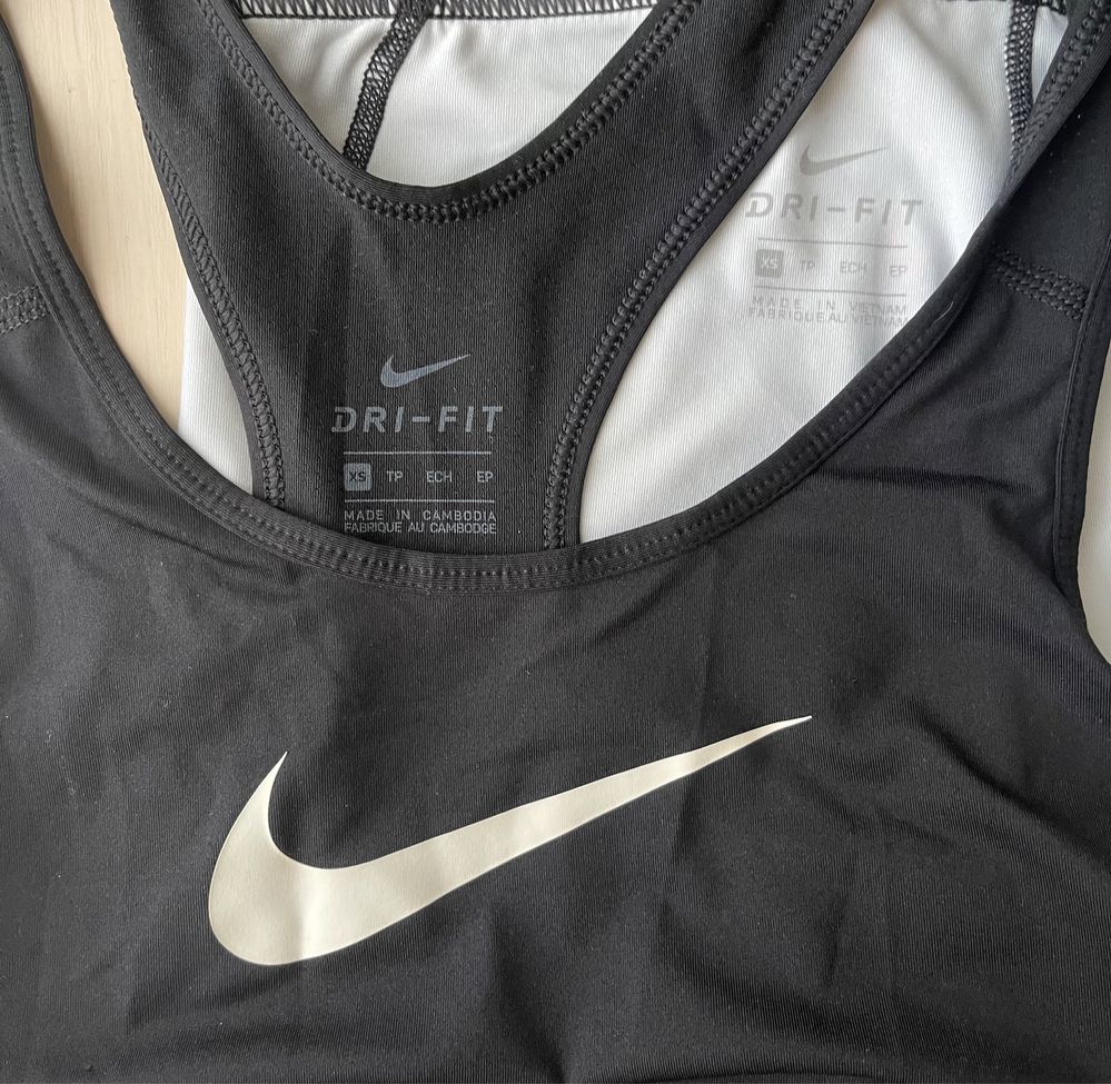 Спортивні легінси та спортивна майка Nike