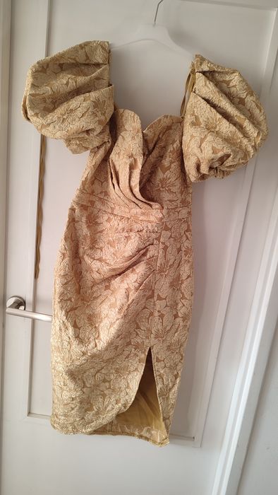 Piękna żakardowa złota sukienka z bufiastymi rękawami rozm M