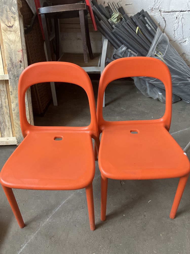 Krzesła plastikowe pomarańczowe i białe