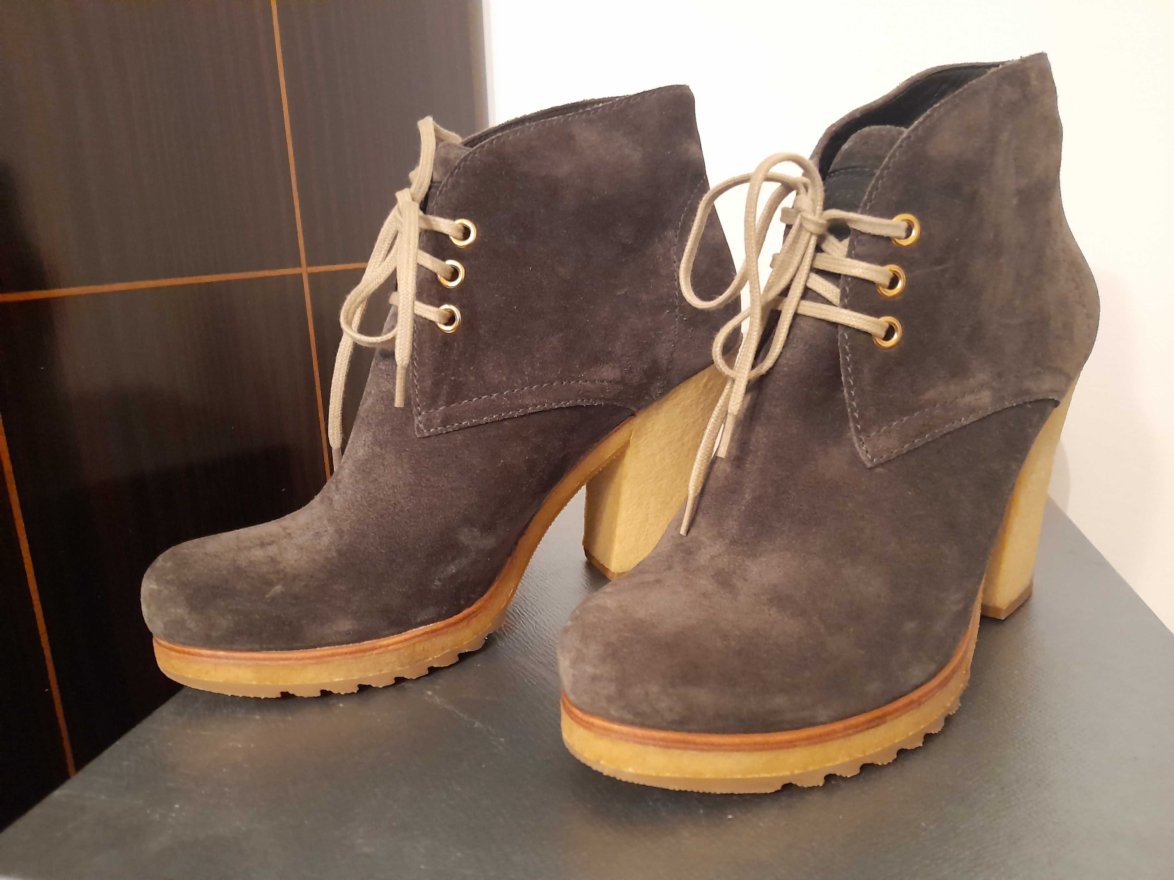 Botins com atacadores em camurça, marca Prada, 36/37