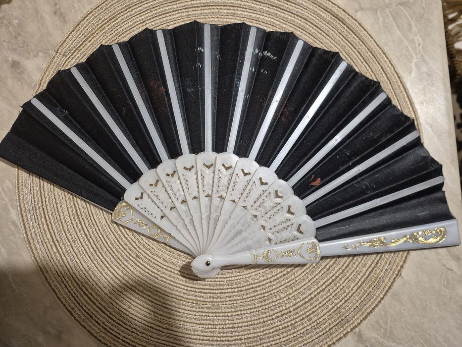 Веер раскладной красивый