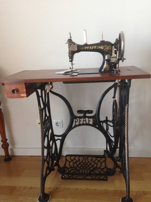 Máquina de costura, marca alemã Pfaff, antiga, a cozer muito bem