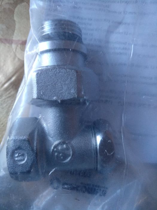 Кран радіаторний Giacomini 1/2" кутовий, подача + зворот. комплект
