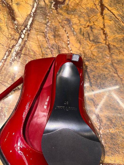 Класичні туфлі на підборах.