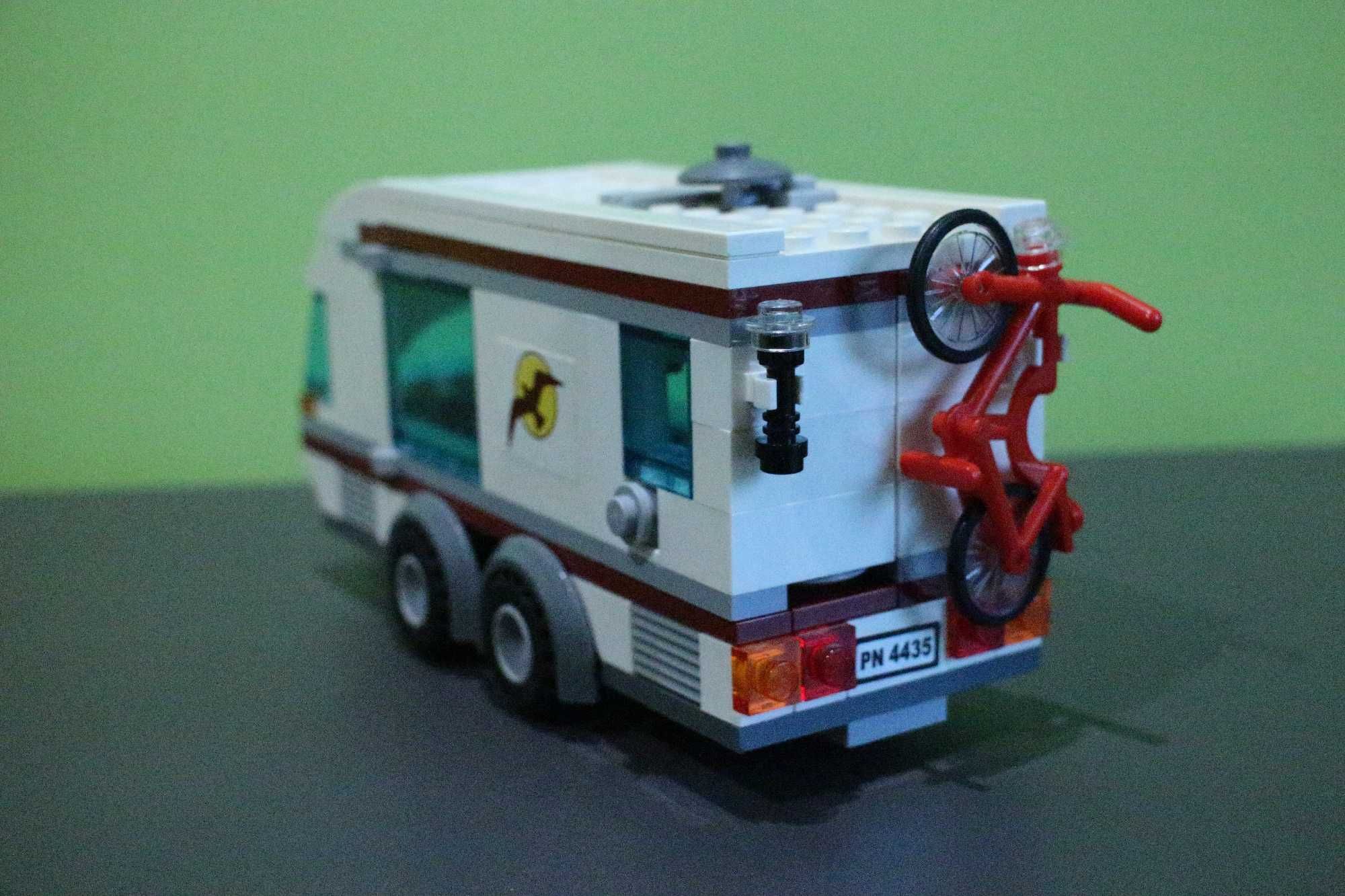 Zestaw LEGO 4435 - samochód z przyczepą kempingową