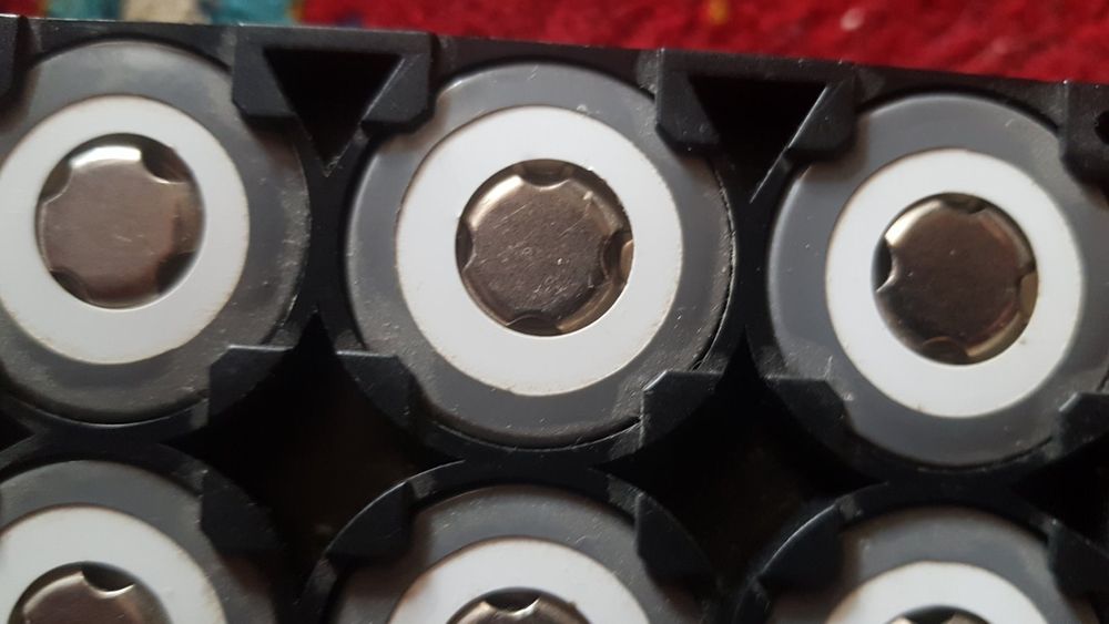 Батарея з залізофосфатних елементів