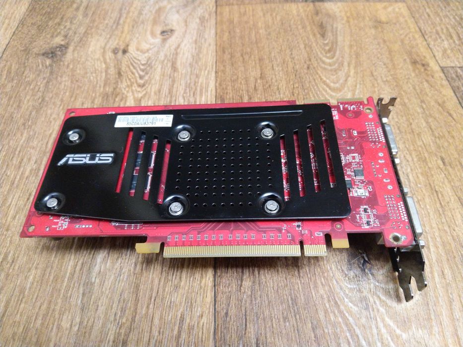 Asus HD3850 1 GB. (GDDR2 256bit)