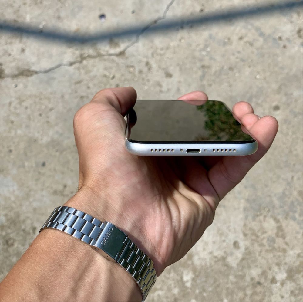 Продаю Iphone XR