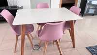 Vendo Mesa com 4 cadeiras rosa em perfeito estado