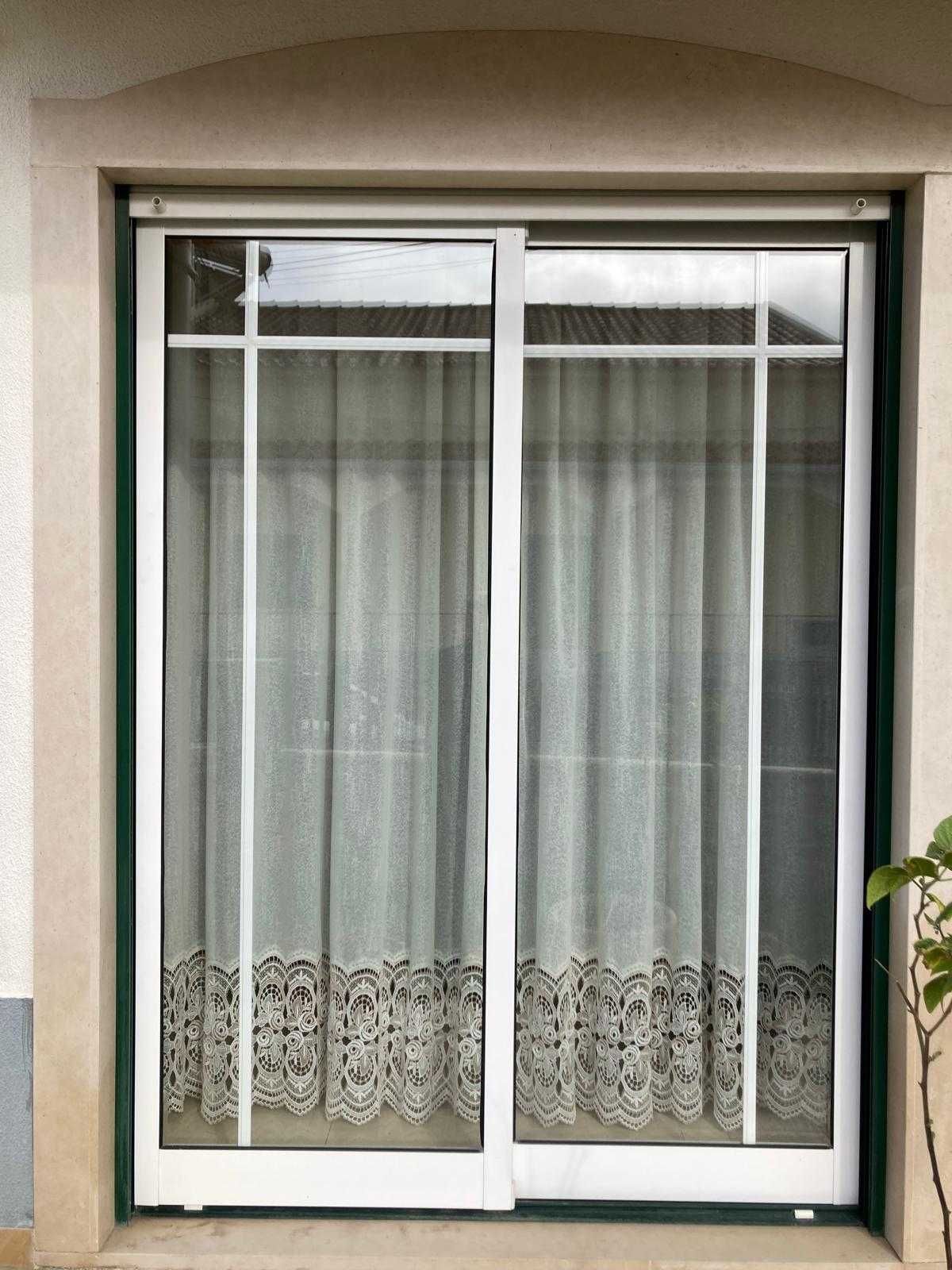 Vendo Janelas em aluminio lacado branco com aros verde e vidro duplo