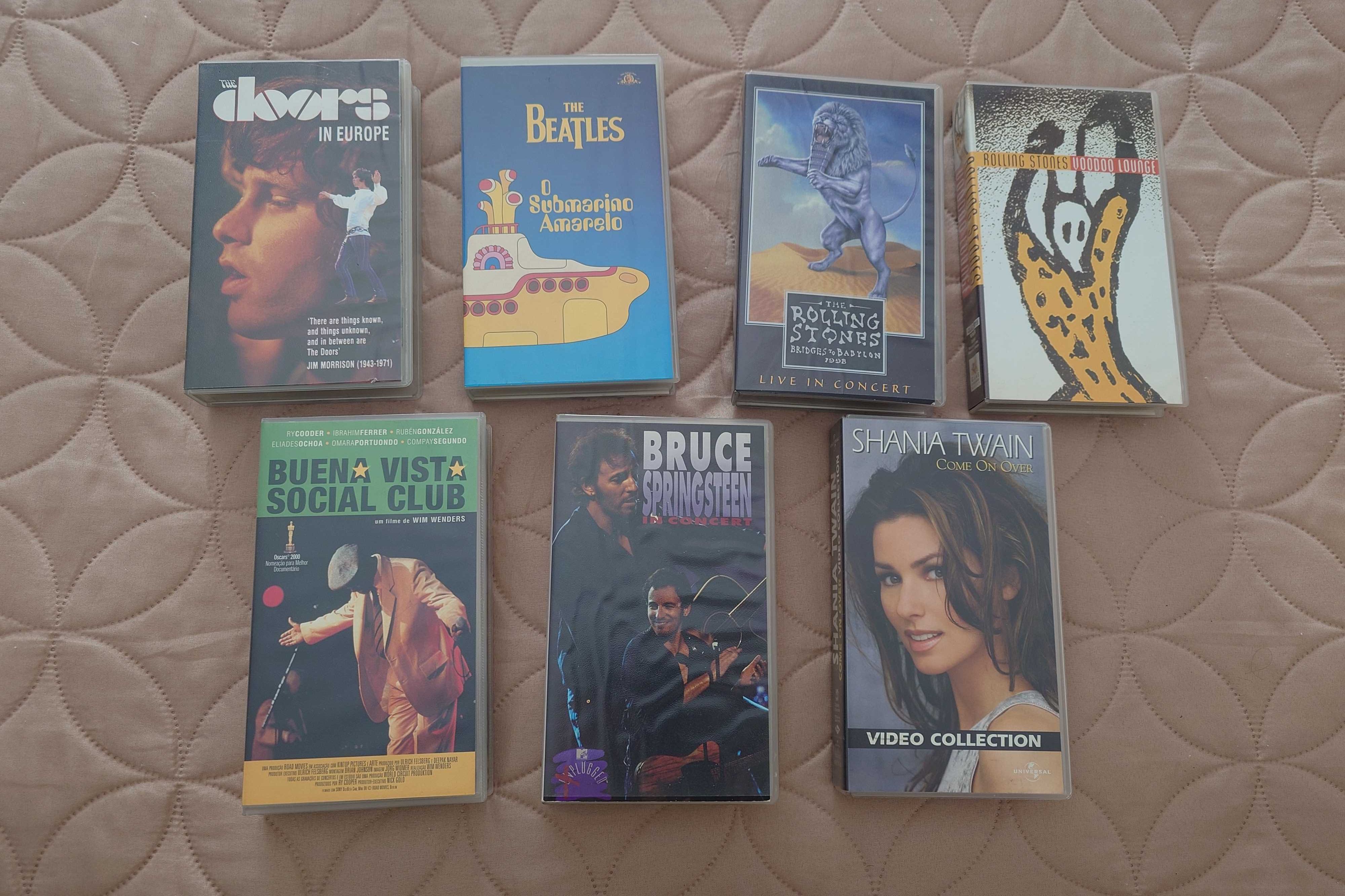 Vendo cassetes de música em VHS