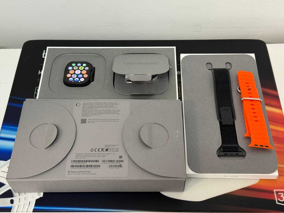 Apple Watch Ultra 2 49mm Black Titanium Case Trail Loop M/L