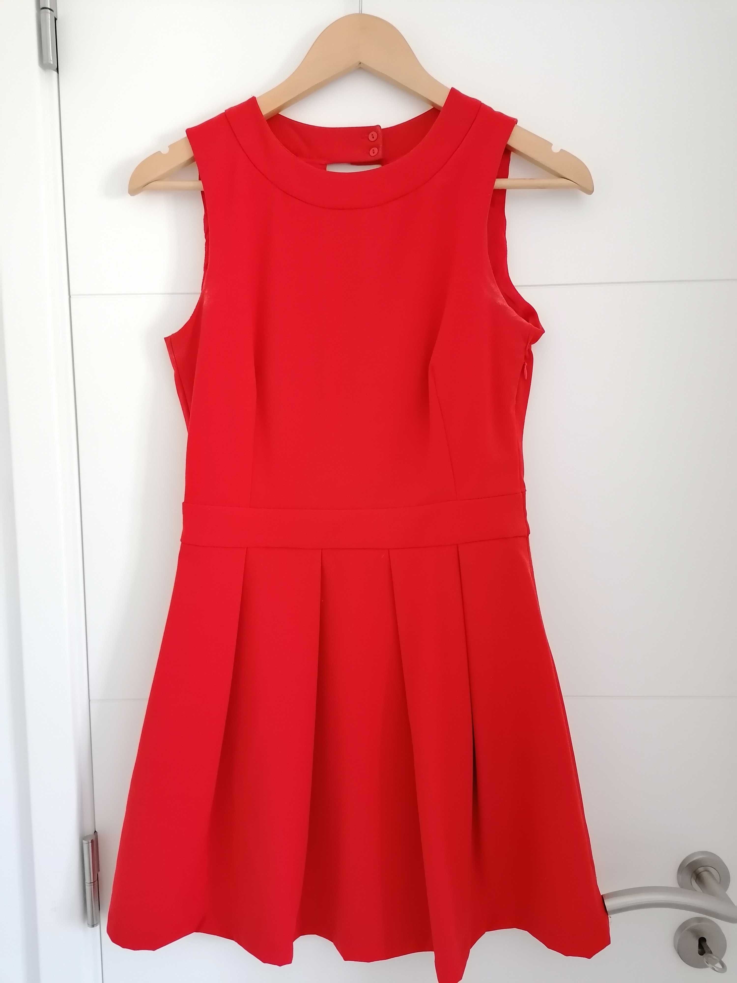 Vestido vermelho curto com aberturas nas costas