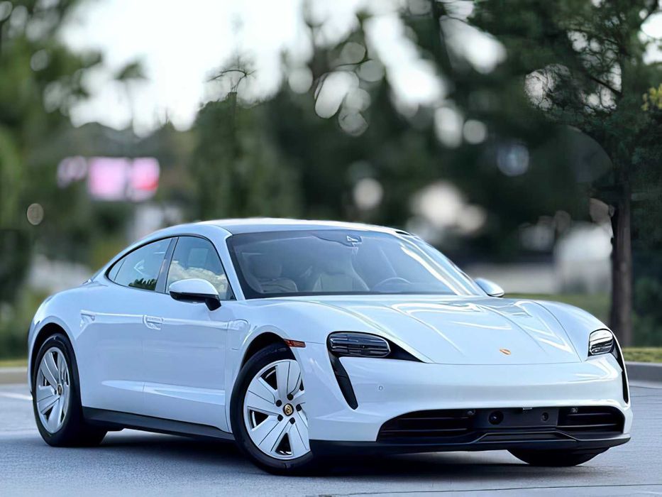 Porsche Taycan      2022