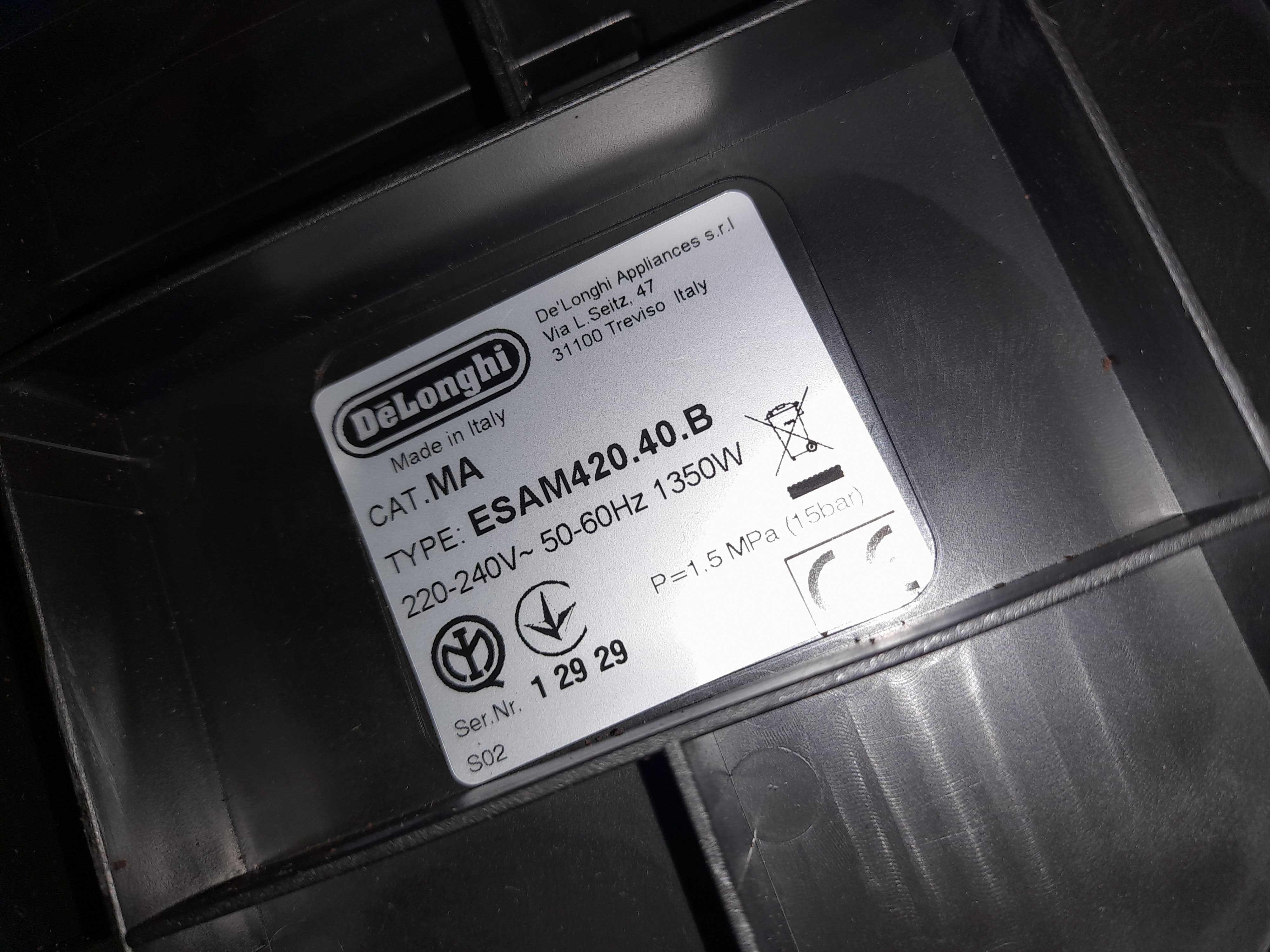 Ekspres ciśnieniowy do kawy z pojemnikiem mleko DeLonghi ESAM420.40.B