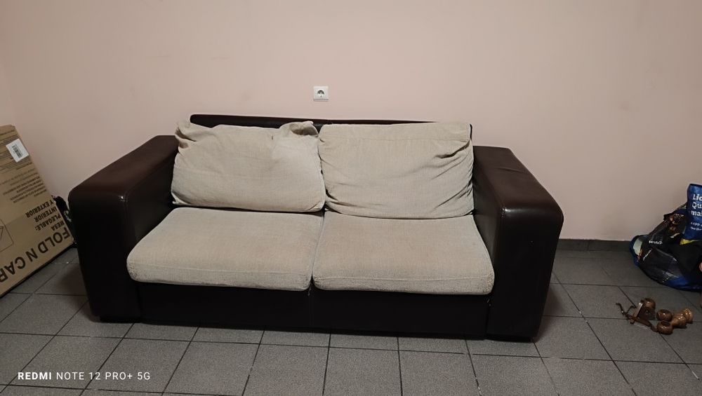 Sofá pele com almofadas em tecido