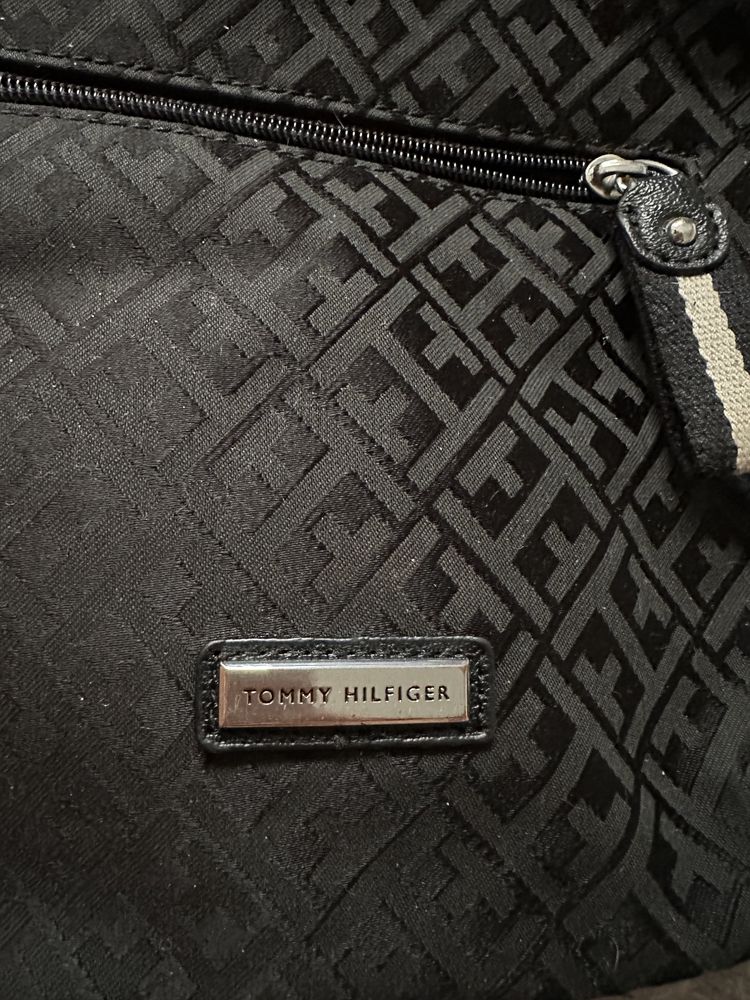 Torebka listonoszka Tommy Hilfiger czarna logo