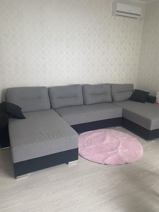 Великий диван у хорошому стані