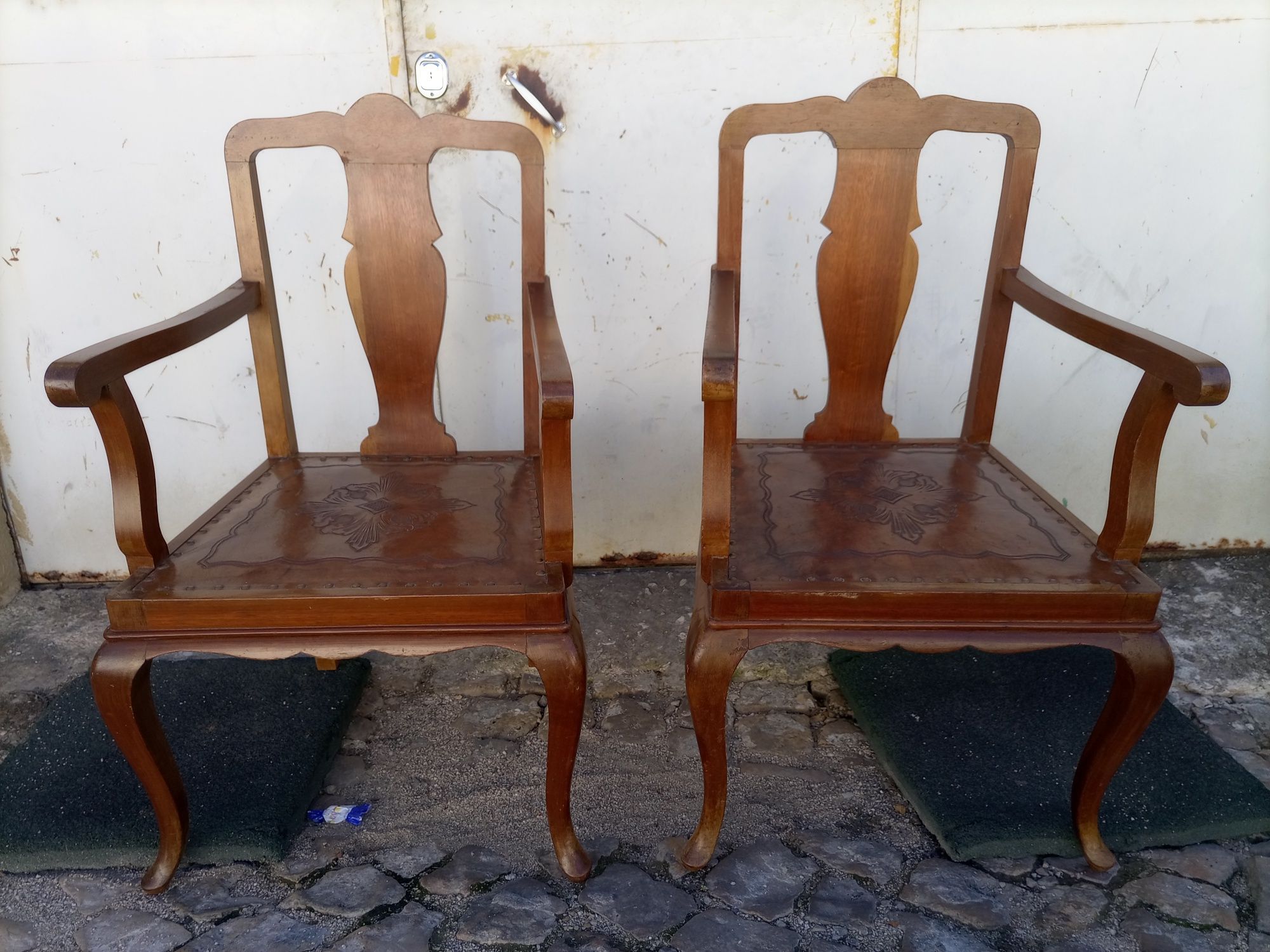 Cadeirões em madeira antigo