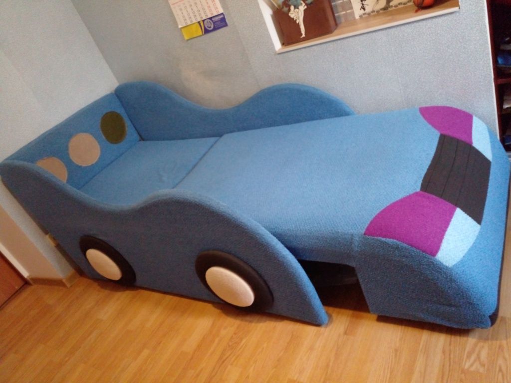 Ліжко-крісло у вигляді машини