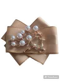 Piękna broszka z perłowym reniferkiem