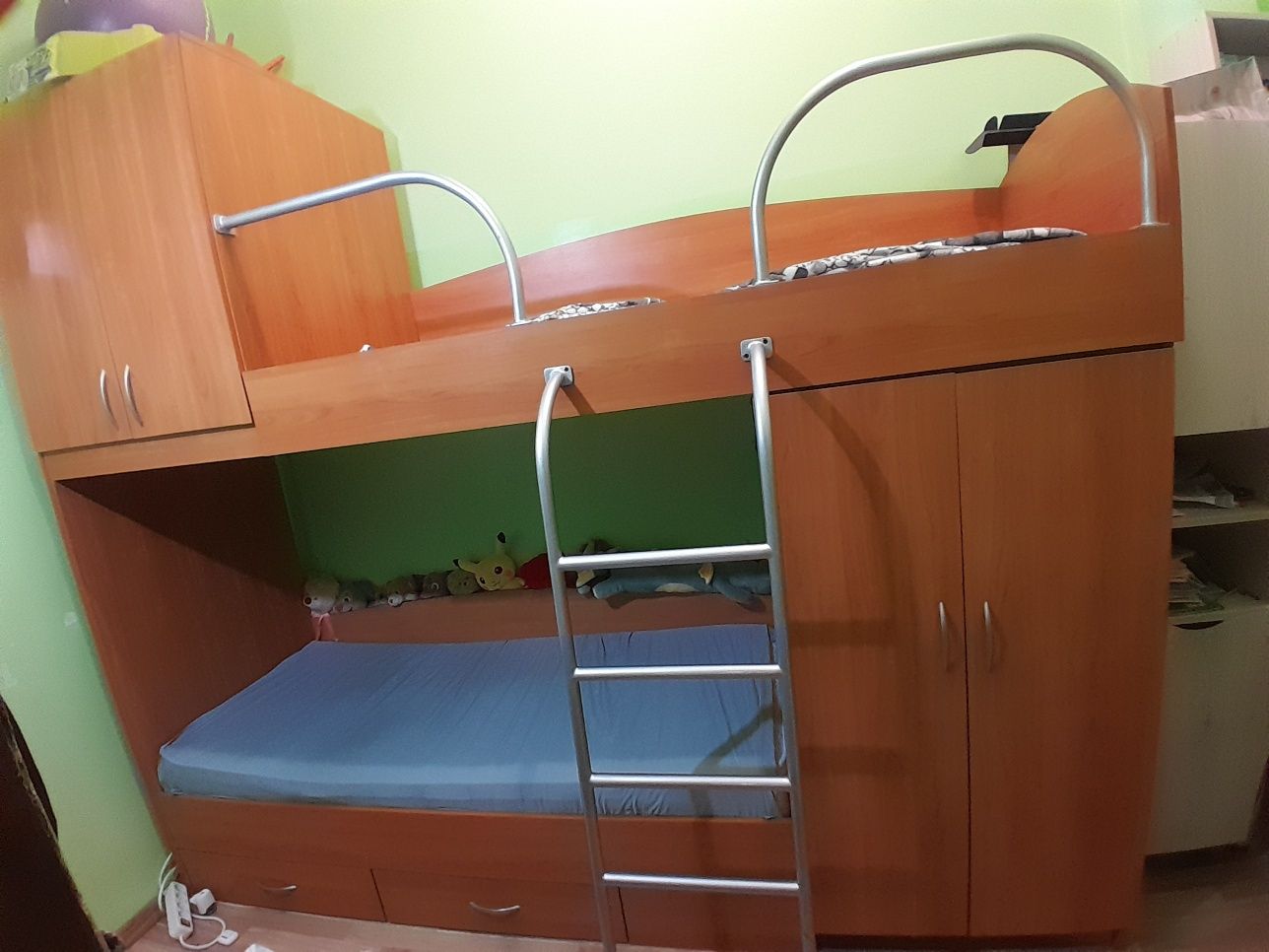 Продам двухярусную кровать.