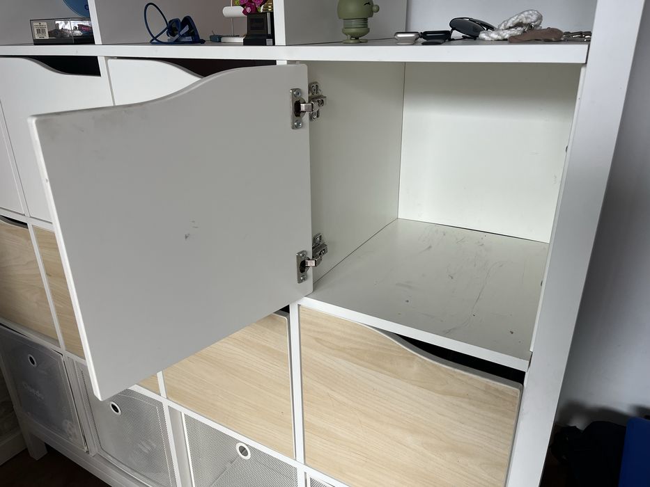 Estante Kallax com pes e portas