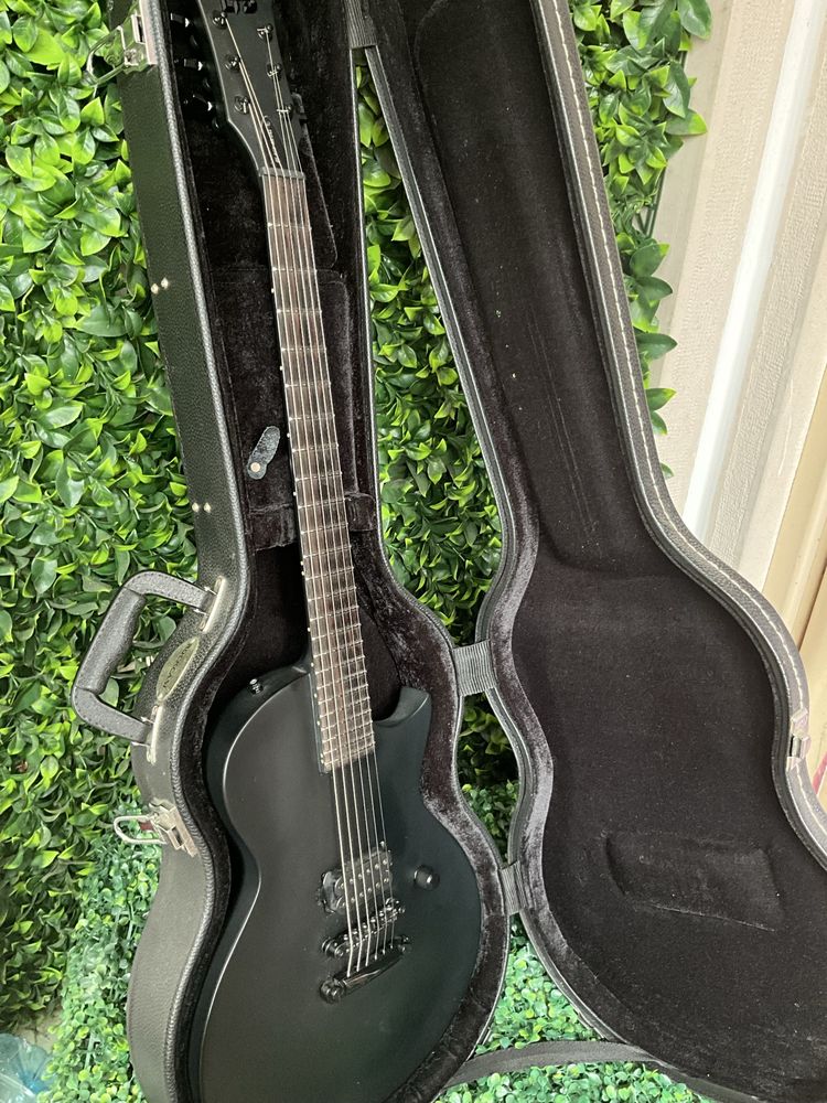 ESP LTD EC-BLACK METAL com Hardcase “Rockase” by  Warwick.