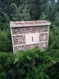 Domek Hotel dla owadów budka lęgowa drewniana z korą na owady pszczoły