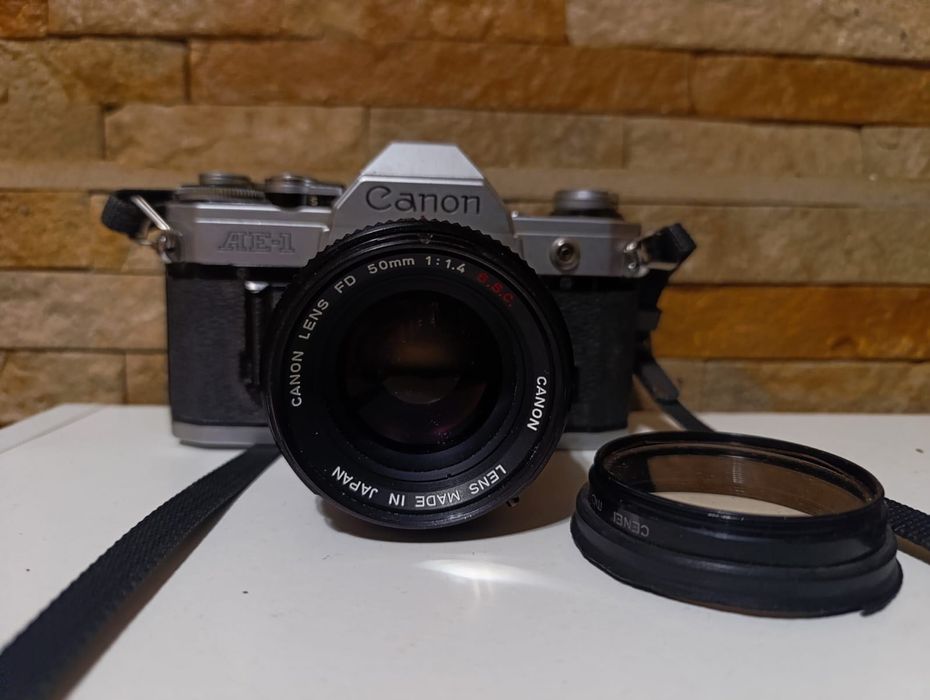 Canon AE 1 з обʼєктивом Canon Lens FD 50 mm 1:1.4 S.S.C