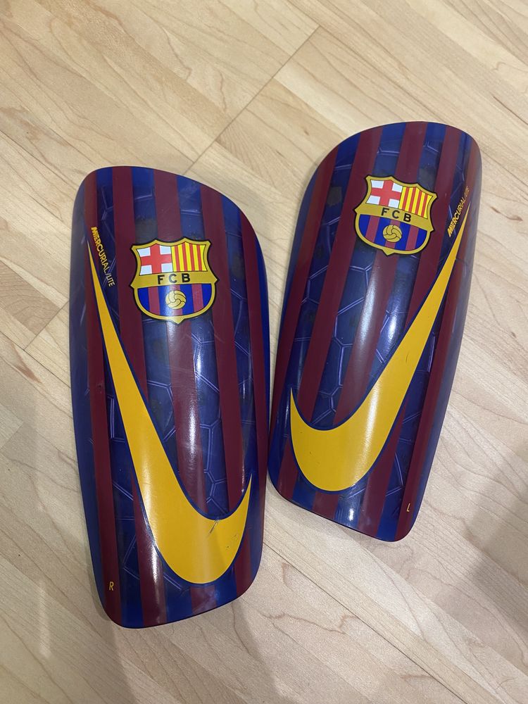 Щитки для футбола и бутылка для воды Barselona из Испании