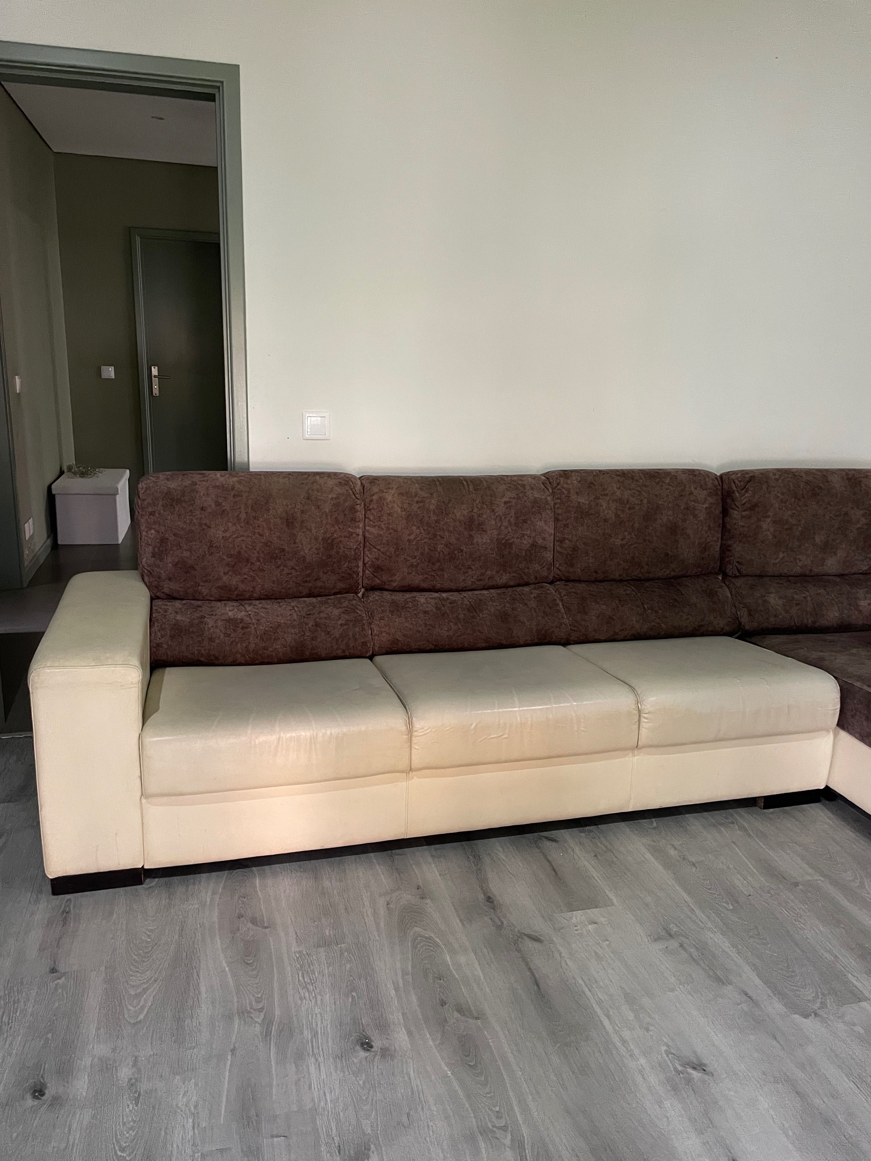 Sofá com chaise longue