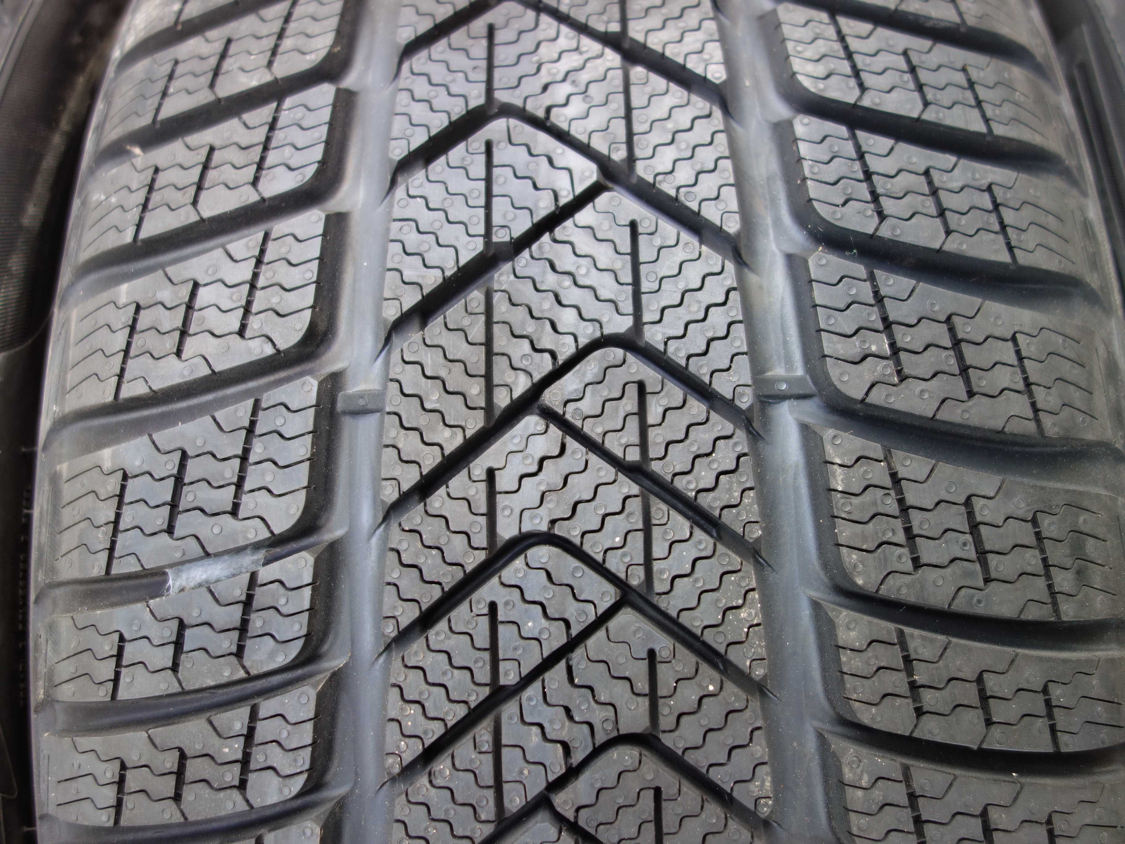 Opony Zimowe 255/40/20 PIRELLI SOTTOZERO NOWE 4 Sztuki