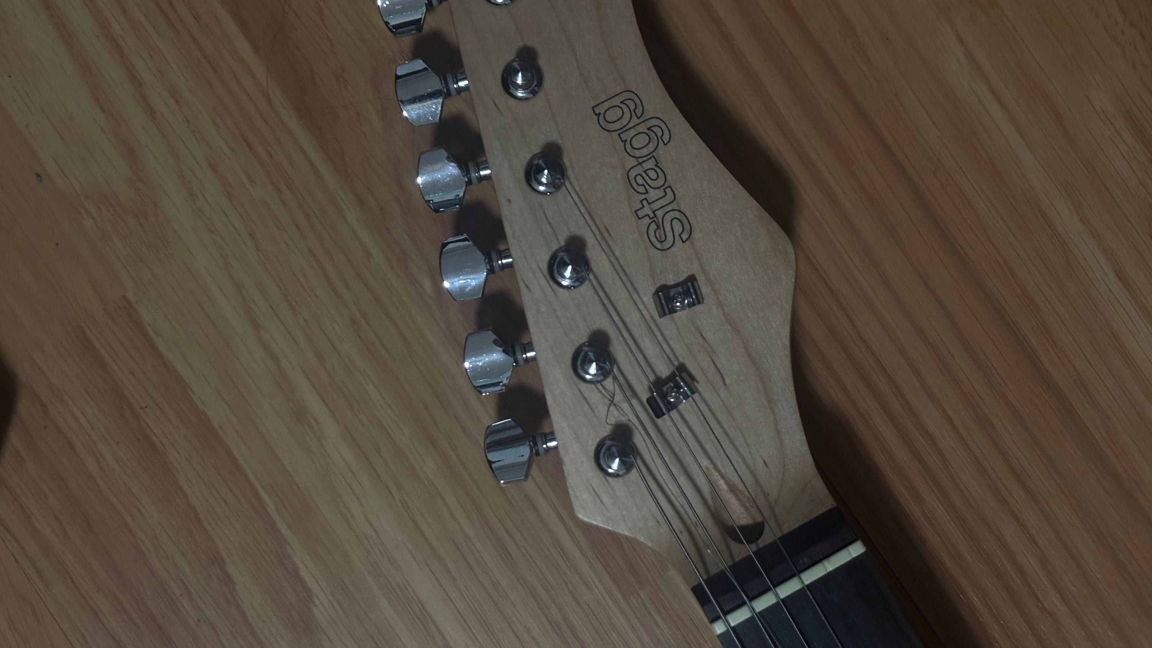 guitarra Stagg preta e branca
