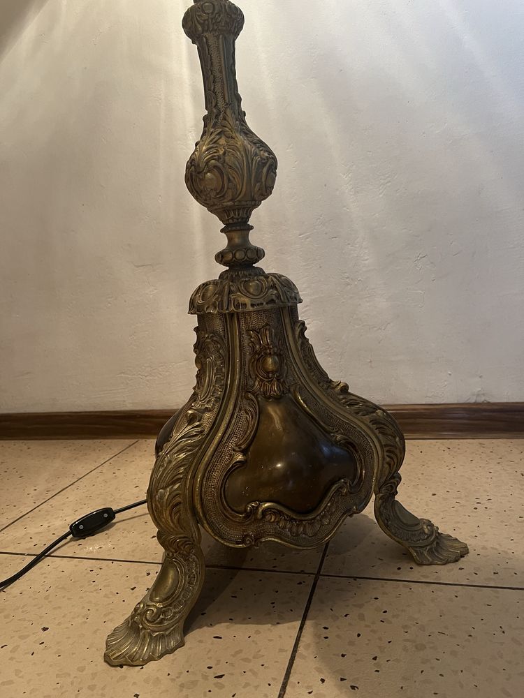 Lampa stojaca z abazurem