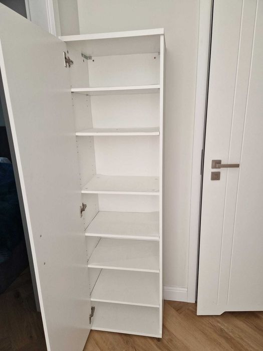 Szafa z dużym lustrem