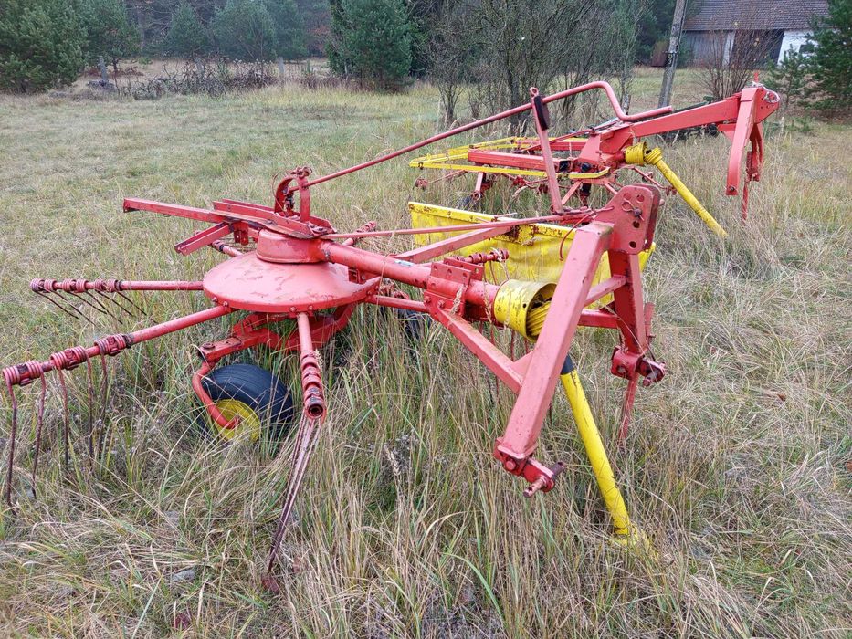 Zgrabiarka i przetrząsarka do siana