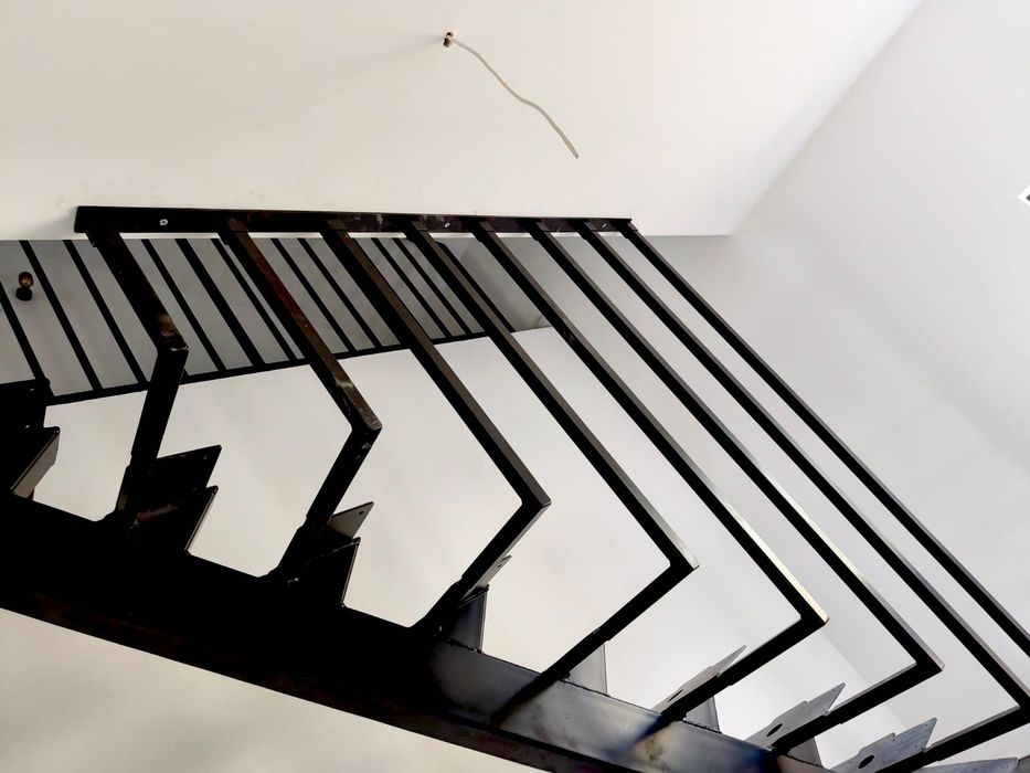 Schody na stelażu z balustradą