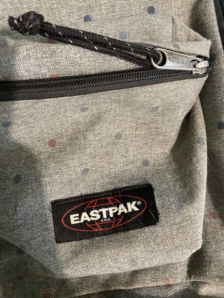 mochila eastpack cinzenta com bolinhas