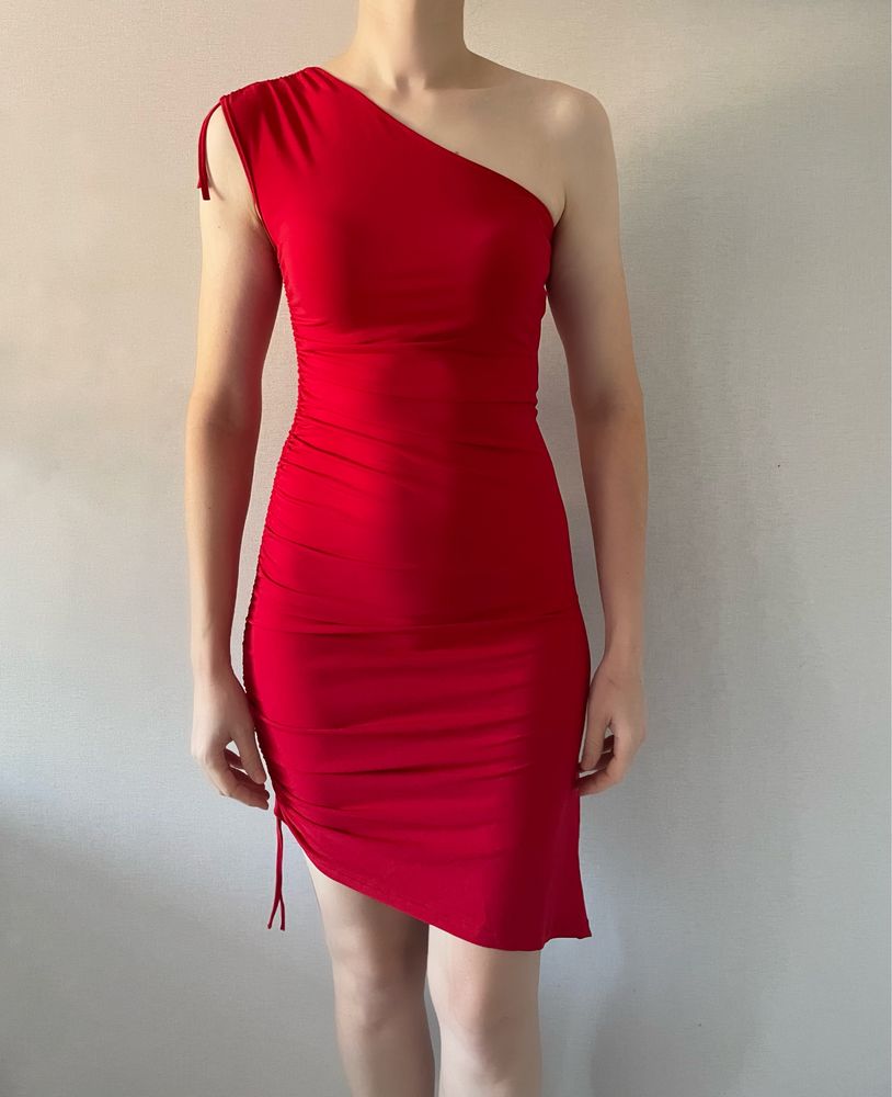 Червона сукня плаття з драпіруванням