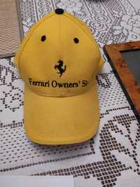 czapka z logo Ferrari