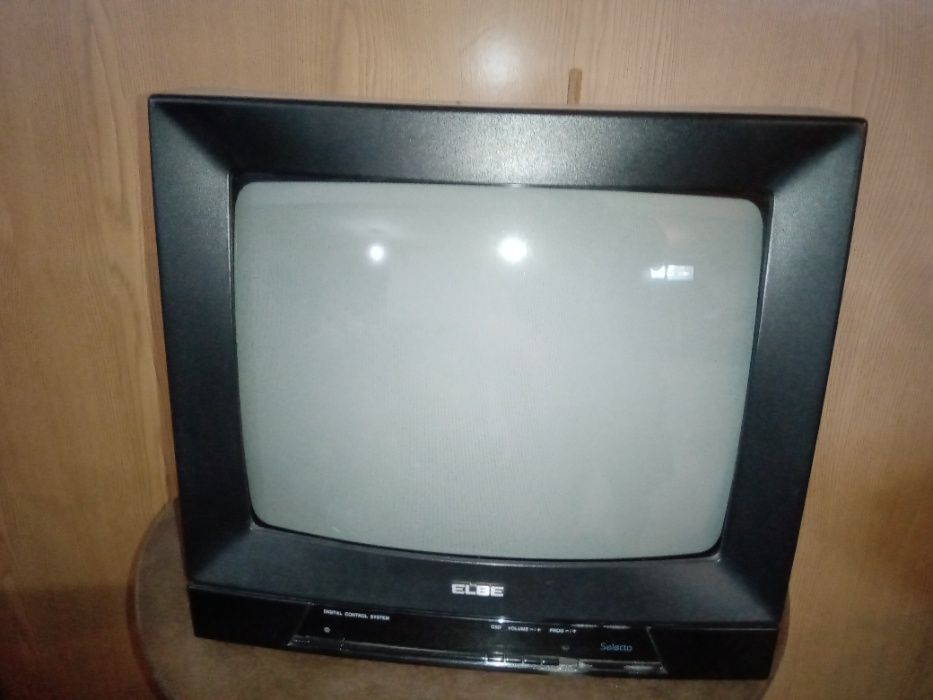 Agora tudo do anúncio €50, TV Sanyo + TV Elbe e um rádio + TV Goldstar
