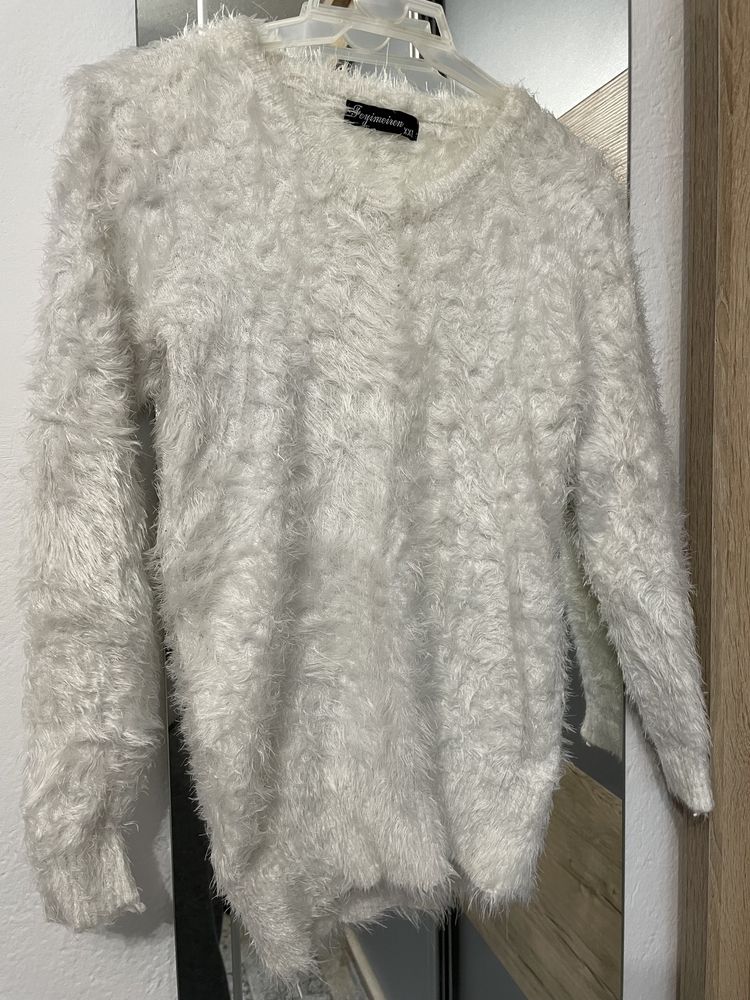 Biały milutki sweterek rozmiar s/m