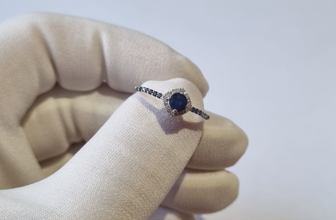 Złoty pierścionek z diamentami i szafirami białe złoto 375 niebieski