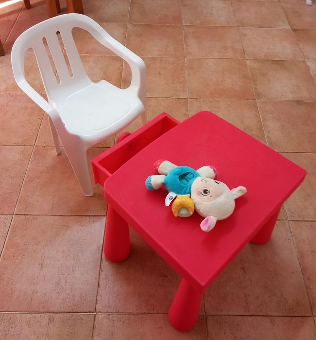 MESA DE CRIANÇA COM CADEIRA.BONECO OFERTA.Casa,Sala,Infantário,Quarto.