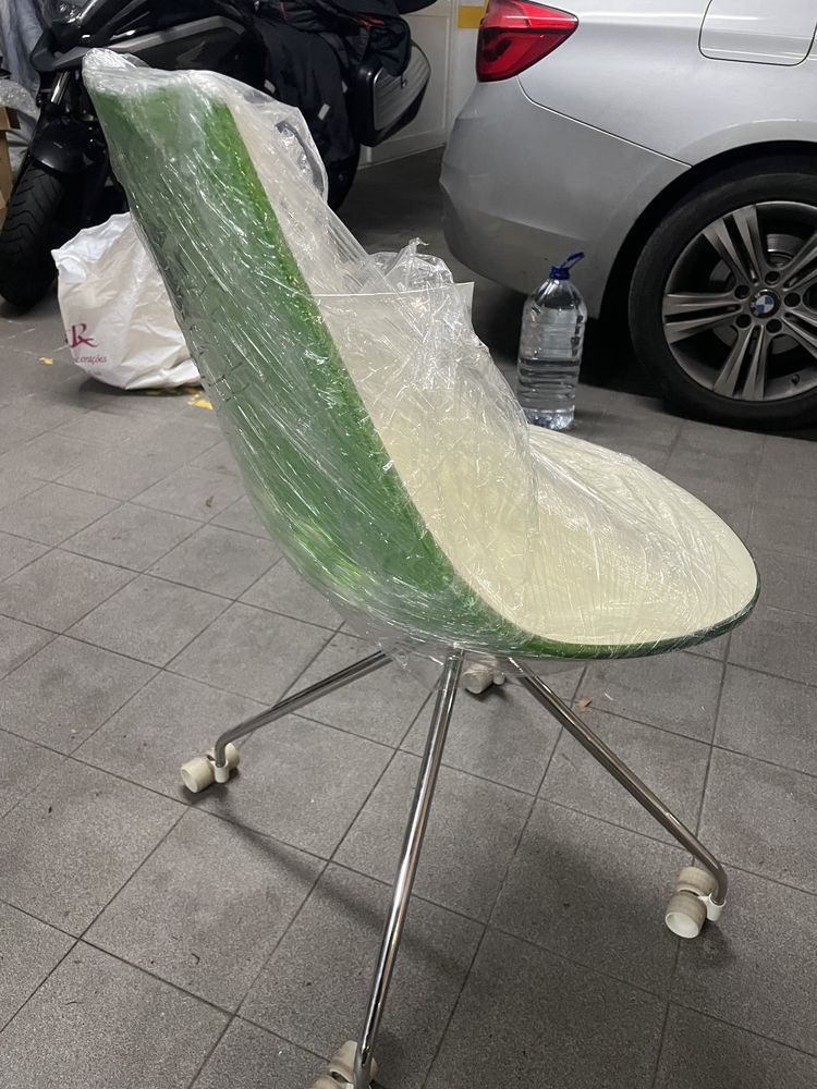 Cadeira de escritorio em acrilico