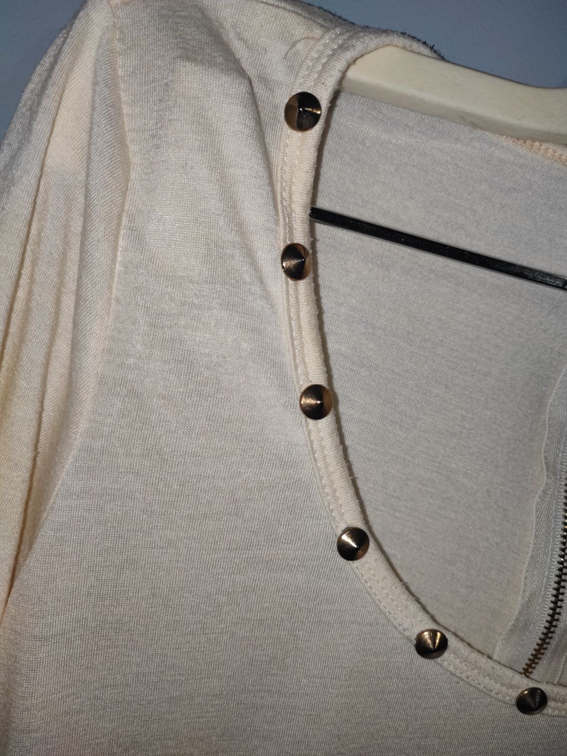 Kremowa bluzka ze zdobieniem przy dekolcie Miss Loona M